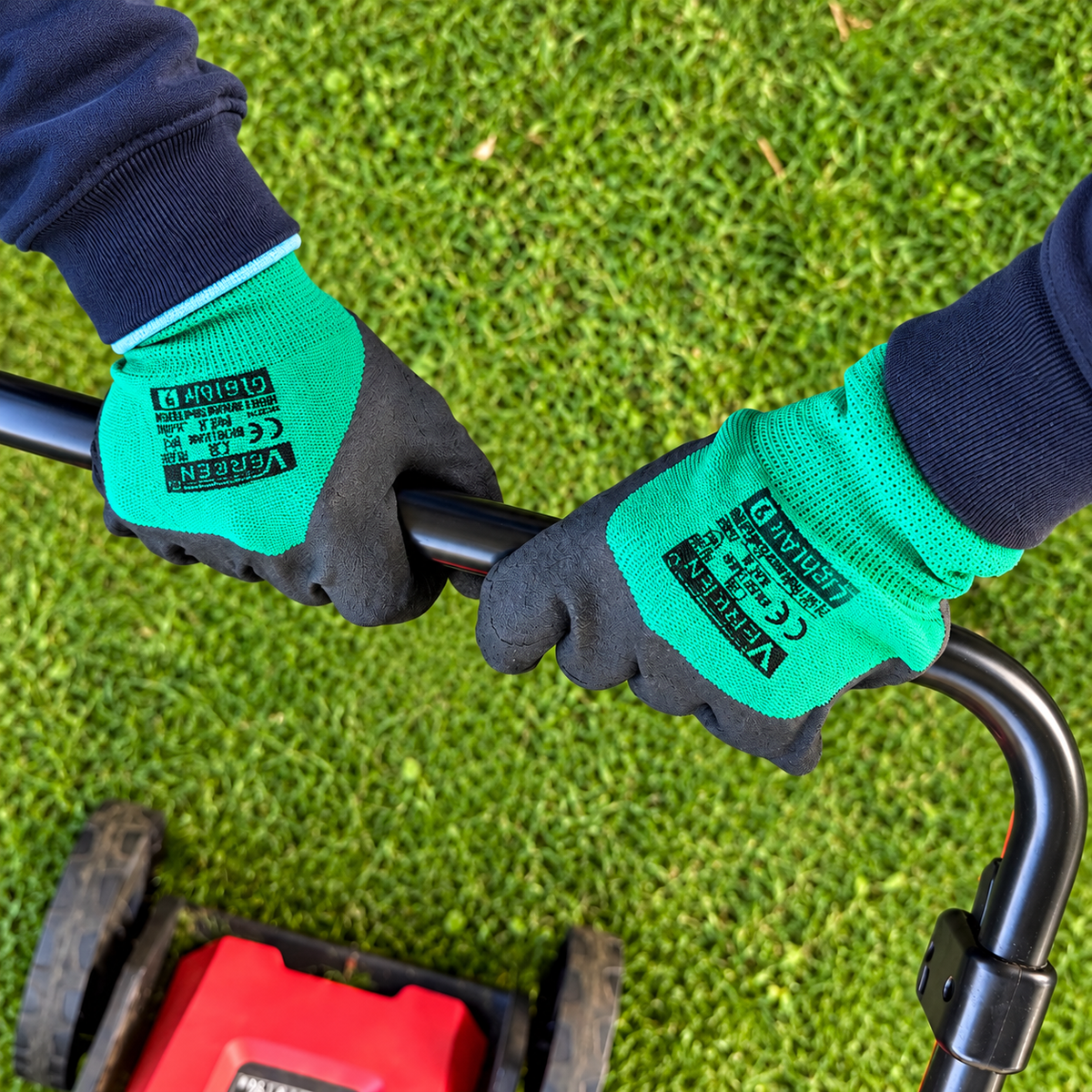 Beide Gartenhandschuhe getragen am Rasenmähergriff